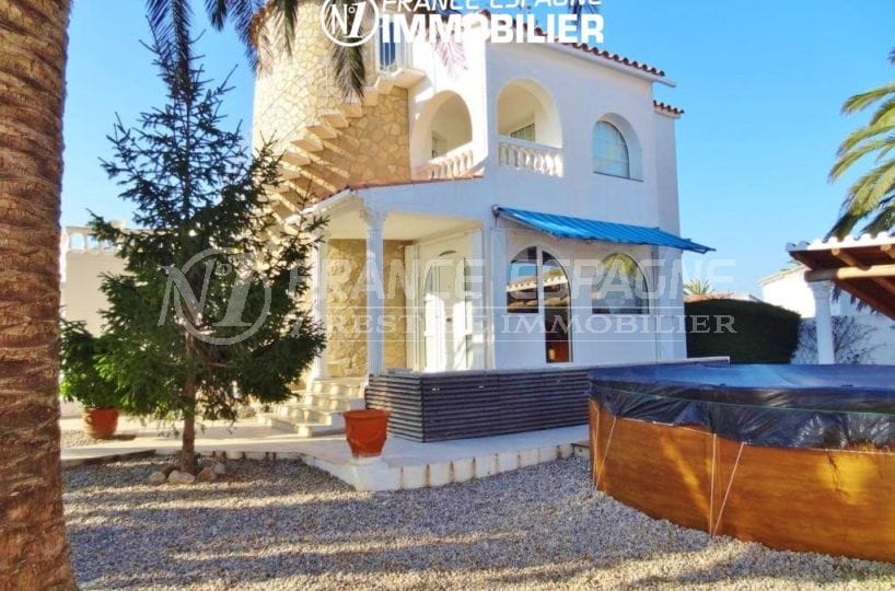 Empuriabrava: vue sur villa avec garage & piscine