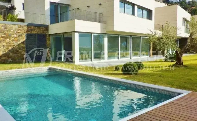 agence immobiliere rosas: villa ref.2392, vue sur la façade, piscine et jardin de 620 m²