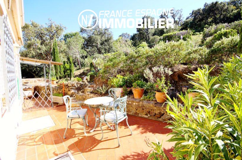 immobilier llanca: villa ref.2901, belle terrasse entourée de verdure