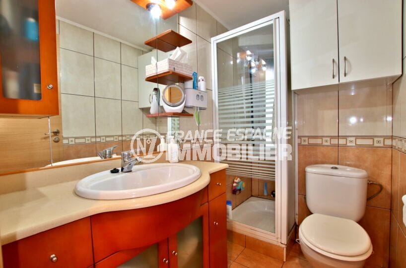 achat appartement rosas, 3 pièces 55 m², salle d'eau avec douche et wc