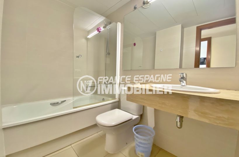 agence immobiliere costa brava: appartement 3 pièces 85 m², 2° salle de bain, baignoire et wc