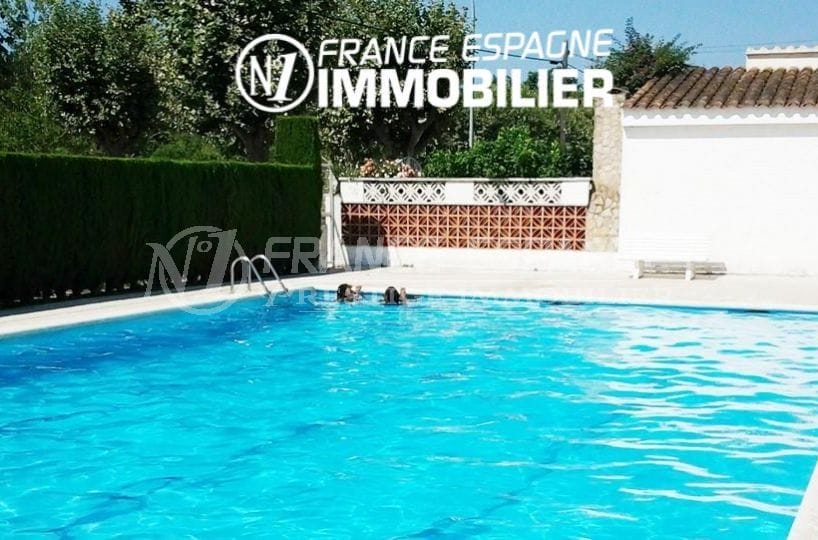 empuriabrava: appartement en rez de chaussée avec piscine communautaire