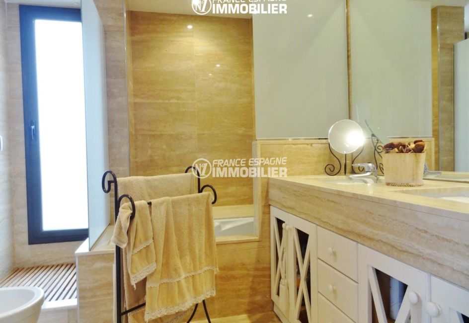 n1immobilier: villa ref.2482, salle de bains: baignoire hydromassage + douche, vasques