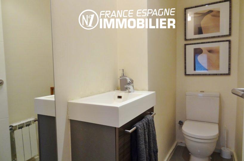 costabrava immo: villa ref.2482, un toilette indépendant et un lavabo avec des rangements