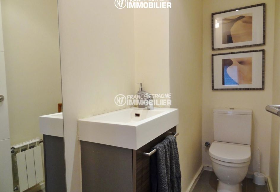 costabrava immo: villa ref.2482, un toilette indépendant et un lavabo avec des rangements