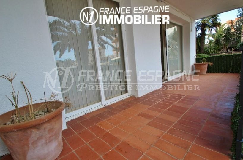 immo rosas: appartement ref.2830, avec terrasse et parking, proche plage et commerces