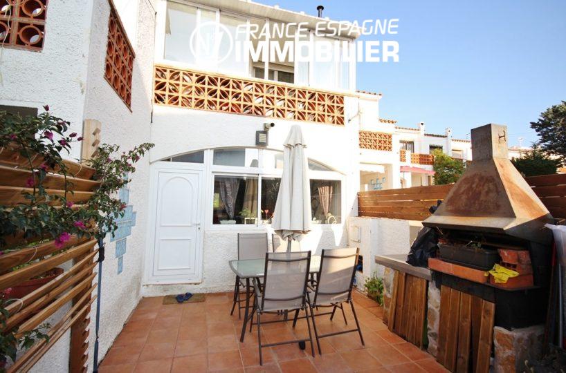 immobilier costa brava: villa ref.3044, aperçu de la terrasse avec barbecue et le voisinage