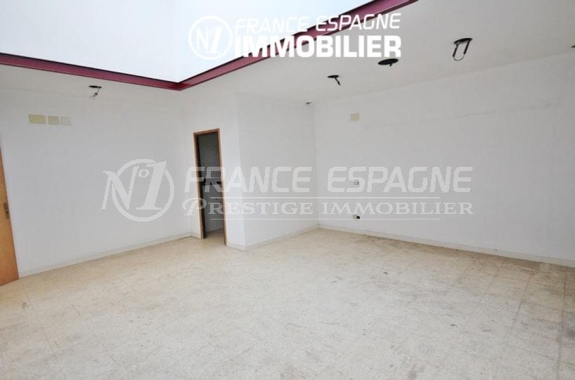 agence immo rosas: commerce ref.3108, local commercial avec un garage au centre-ville