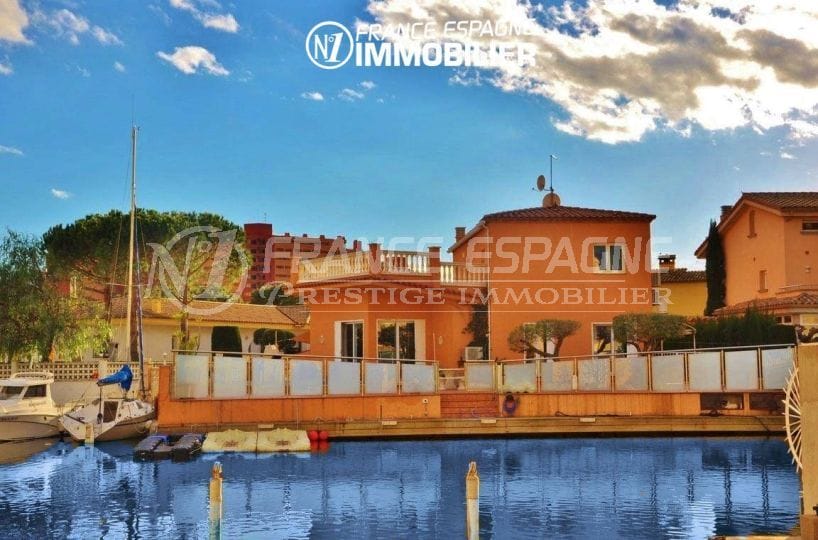 immo roses: villa ref.2826, vue sur le canal avec amarre, piscine et garage privé