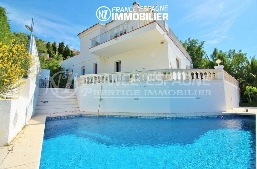 immobilier llanca, belle villa cadre idyllique, vue sur la piscine