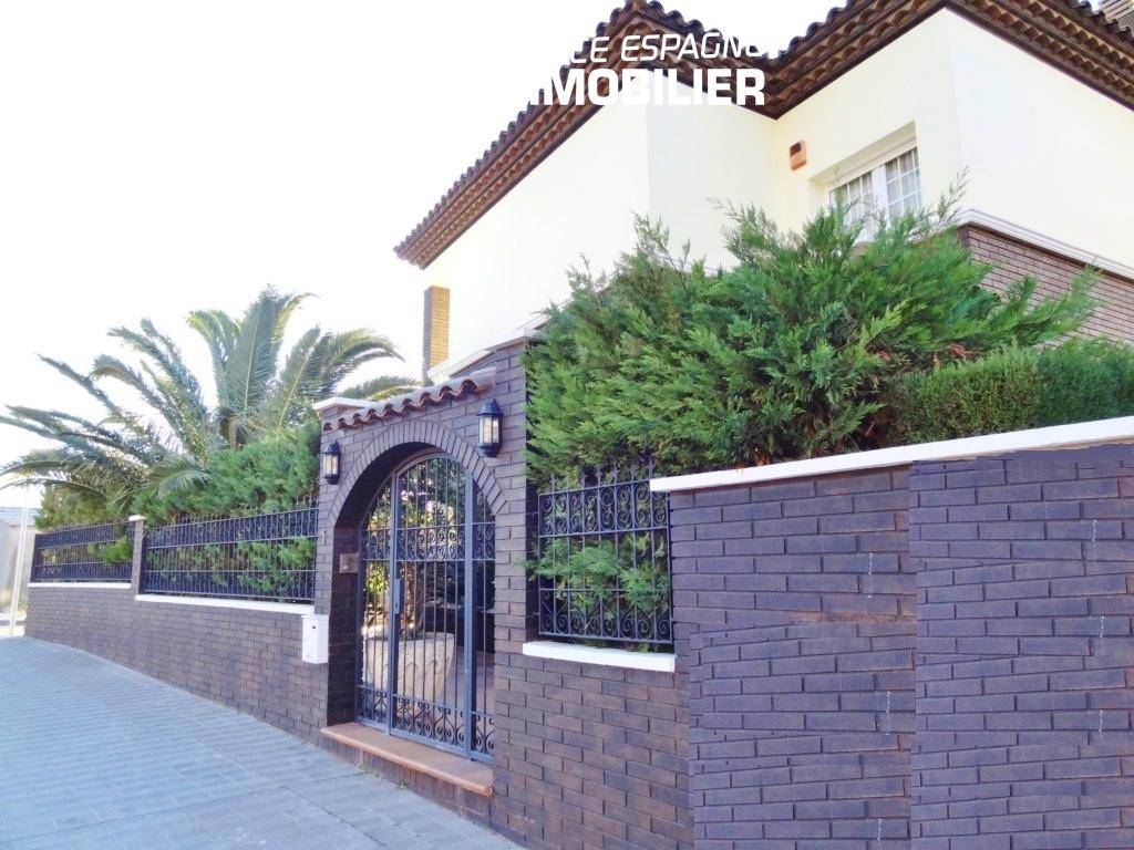 immo roses: Villa ref.1636, Blick auf den Zaun und die baumbestandenen Außenanlagen