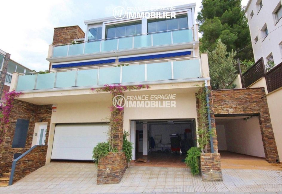 agence immo rosas: villa ref.1031, vue sur les terrasses et le grand garage
