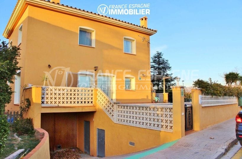 Belle villa à vendre à Empuriabrava avec 4 chambres - vue sur la piscine