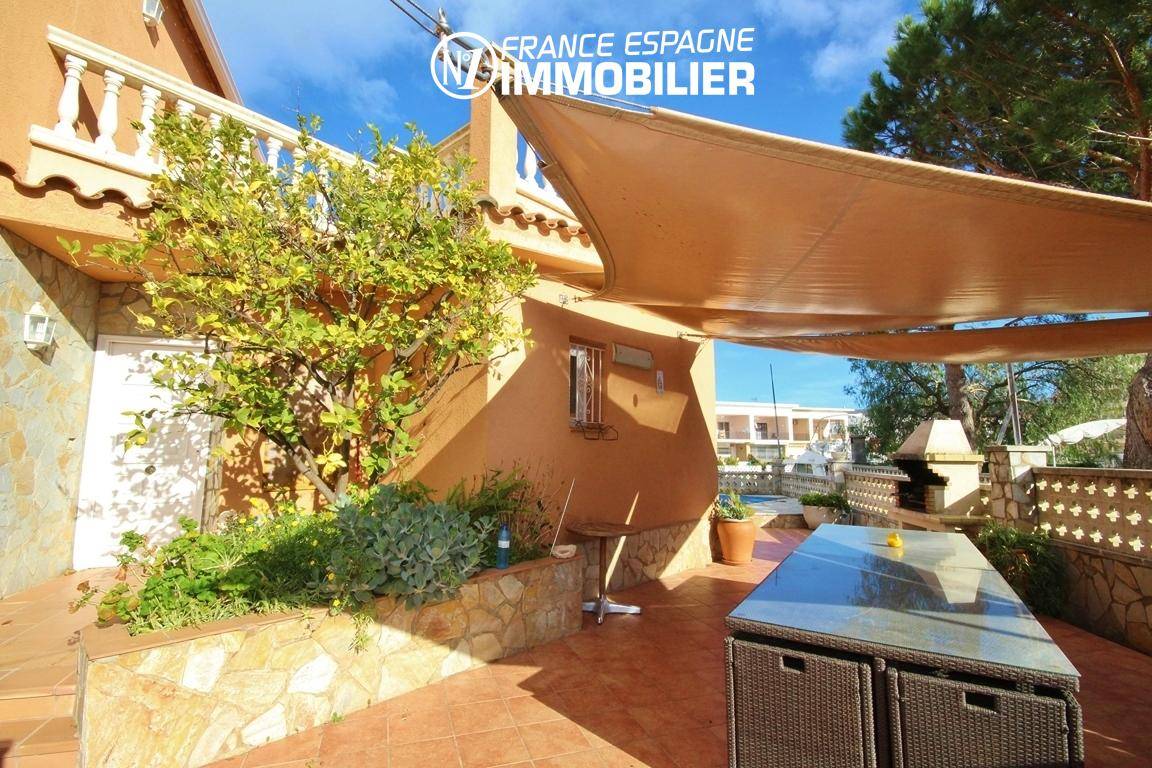 agence immobilière costa brava: villa ref.2826, coin repas sur la terrasse avec barbecue