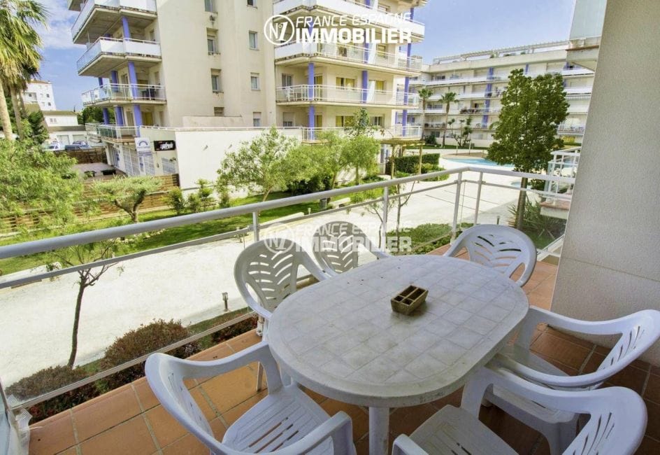 appartement costa brava, ref.3301, aperçu de la terrasse 14 m² et piscine en arrière plan
