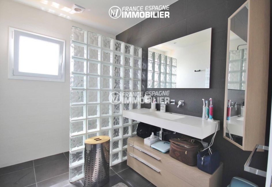 vente immobiliere costa brava: villa 179 m², salle d'eau avec douche et meuble vasque
