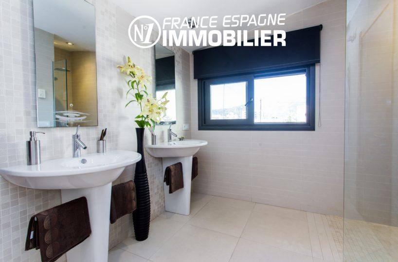 immo roses espagne: villa ref.3220, salle d'eau avec douche et deux lavabos