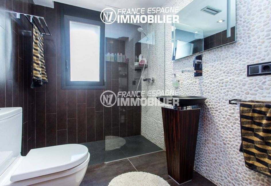 immobilier roses: villa ref.3220, salle d'eau avec lavabo et toilettes