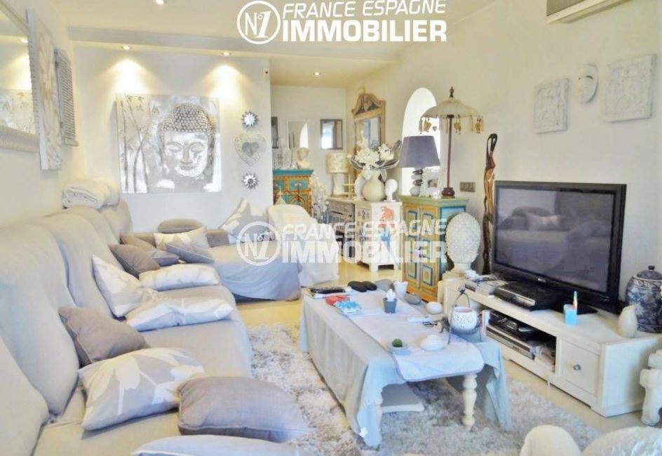immo empuriabrava: villa 200 m², salon / séjour avec grand canapé et rangements