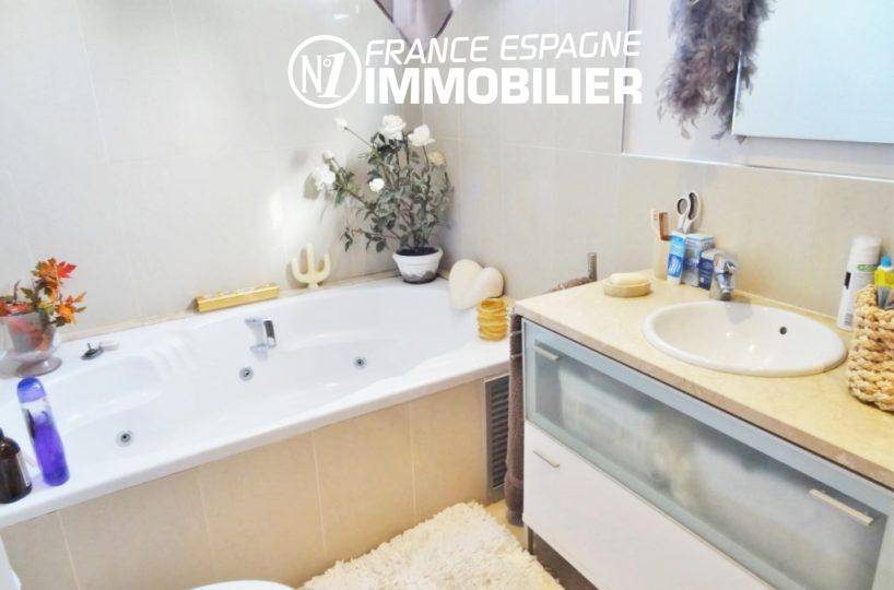 agence immobiliere empuriabrava espagne: villa 200 m², salle de bains de la suite parentale, baignoire à remous