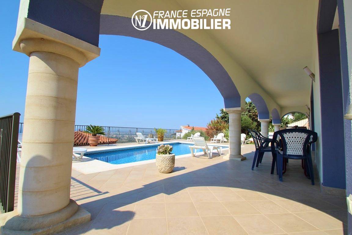 immo roses espagne: villa ref.2435, vue sur la piscine et la terrasse couverte