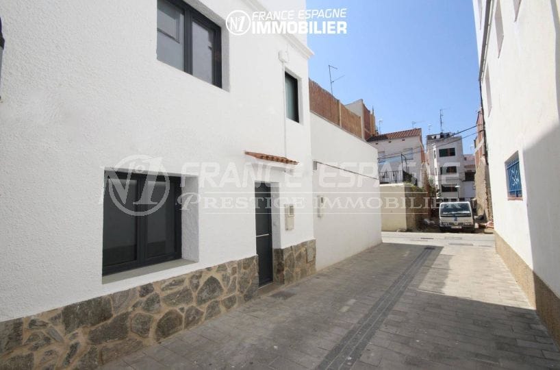 immo roses: villa ref.3393, maison de ville, centre-ville de roses, proche plage