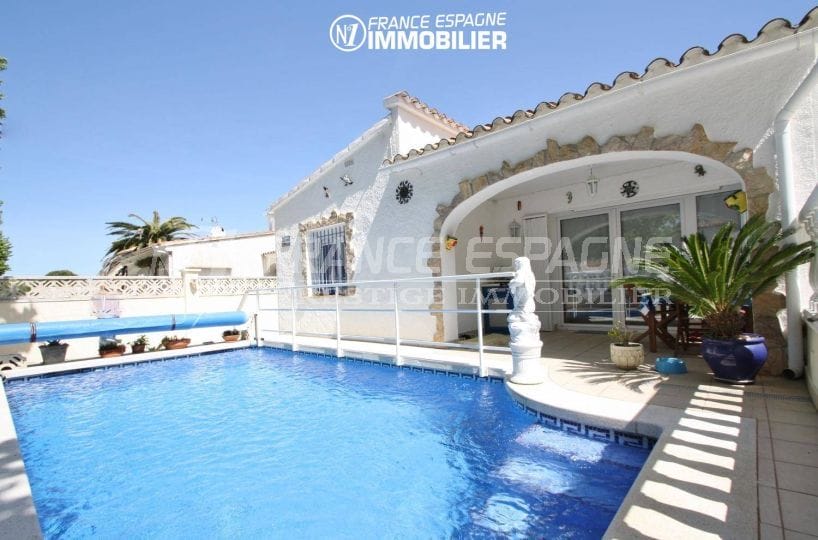 Villa à Empuriabrava, proche plage, vue sur la piscine