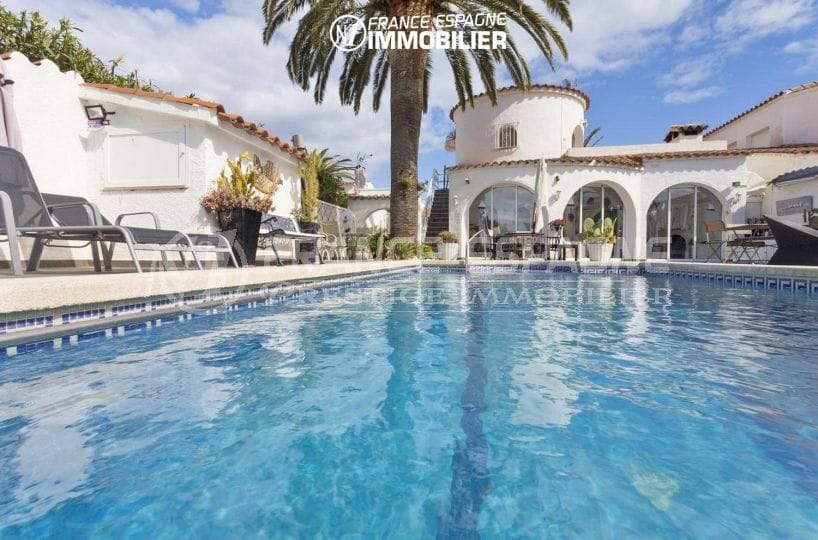 Immo empuriabrava: villa vue canal avec amarre, vue sur la piscine