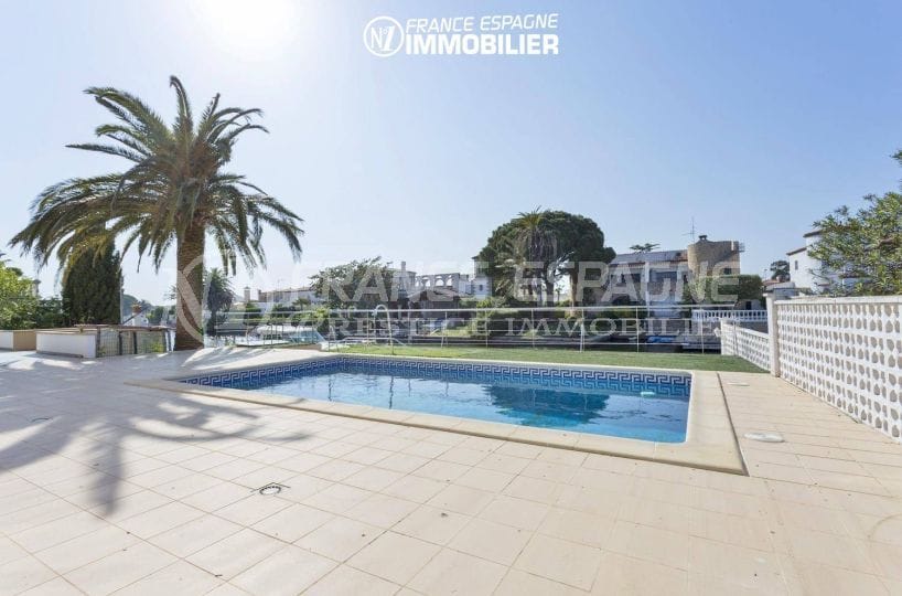 EMPURIABRAVA: Villa sur marina avec amarre, vue sur la piscine