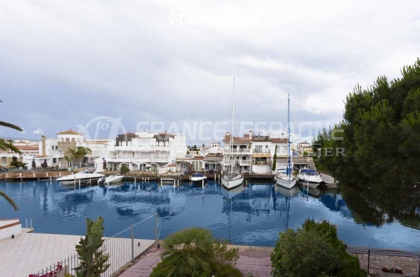 immobilier empuria brava: villa vue canal, amarre pour voilier 10 m , garage, proche plage