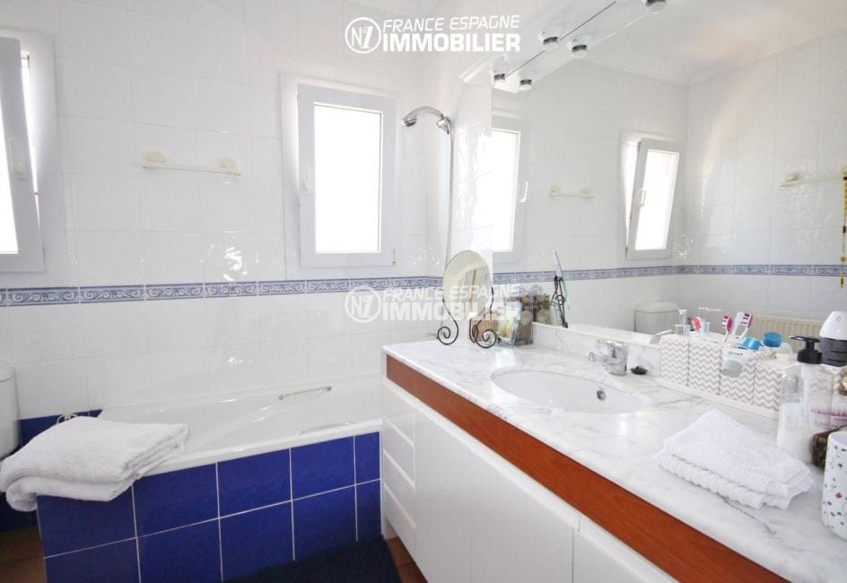 agence immobiliere roses espagne: villa ref.3466, salle de bains + vasques et rangements
