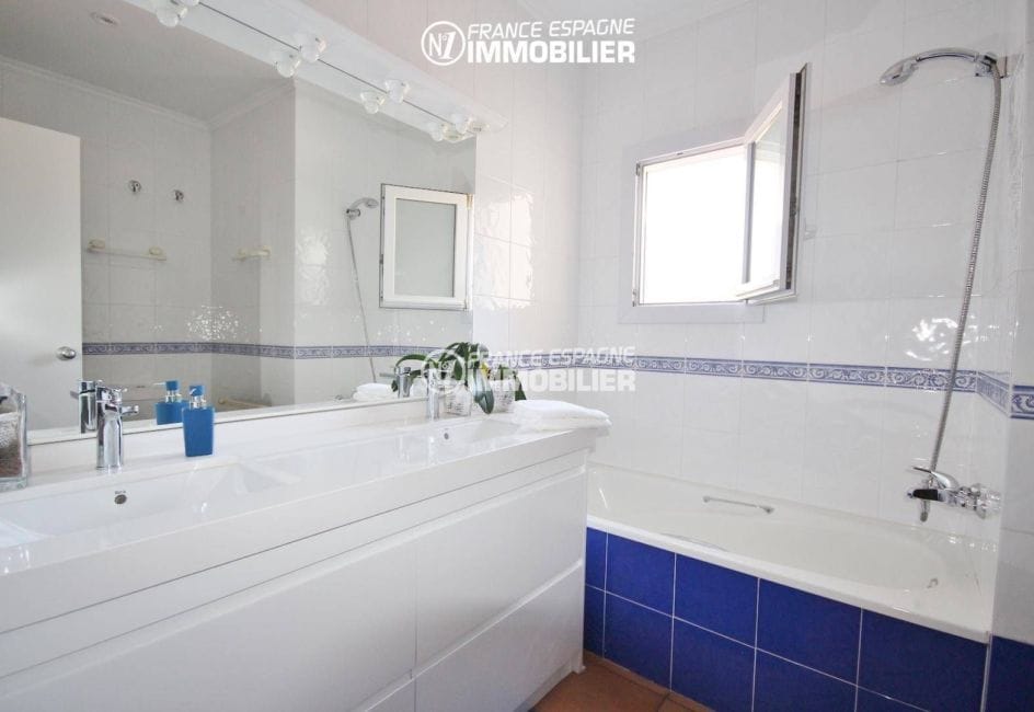 immo roses: villa ref.3466, salle de bains avec double vasques + rangements