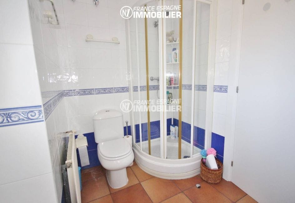 immo roses espagne: villa ref.3466, salle d'eau avec cabine de douche et wc