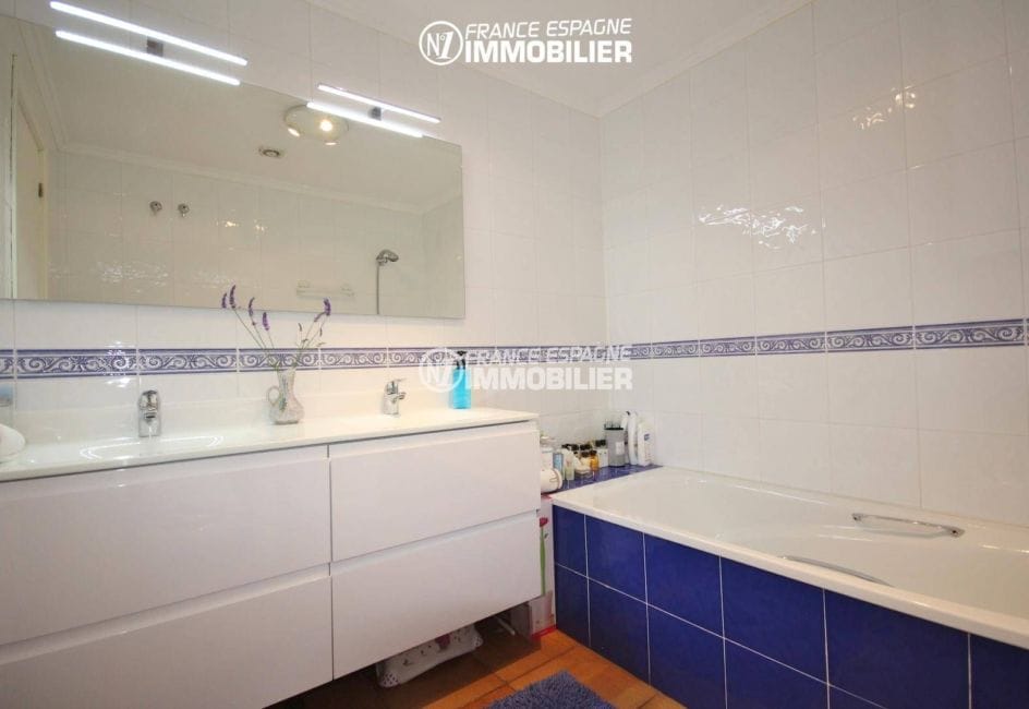 immobilier roses: villa ref.3466, salle de bains avec double vasques et miroir