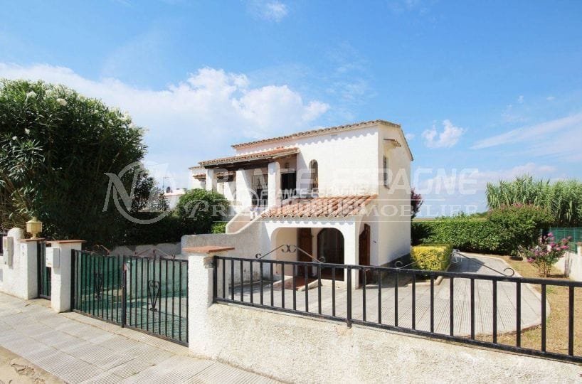 immobilier costa brava: villa ref.3498, 3 chambres, aperçu entrée, jardin de 300 m²