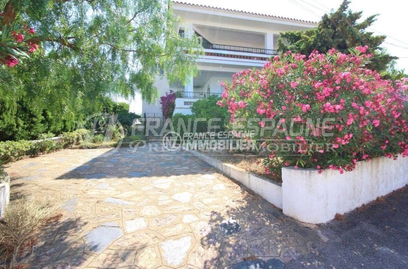 LLANCA- APPARTEMENT GRANDE TERRASSE PETITE VUE MER - vue du jardin à l'entrée