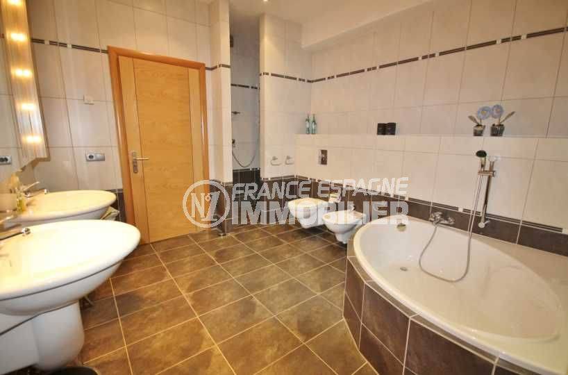 achat villa costa brava, ref.2364, salle de bains: baignoire, 2 lavabos et wc / bidet