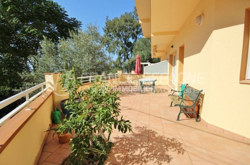 roses appartement avec grande terrasse vue mer