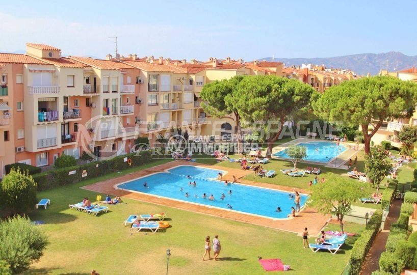 agence immo empuriabrava vend appartement proche plage avec terrasse solarium - vue ur les piscines