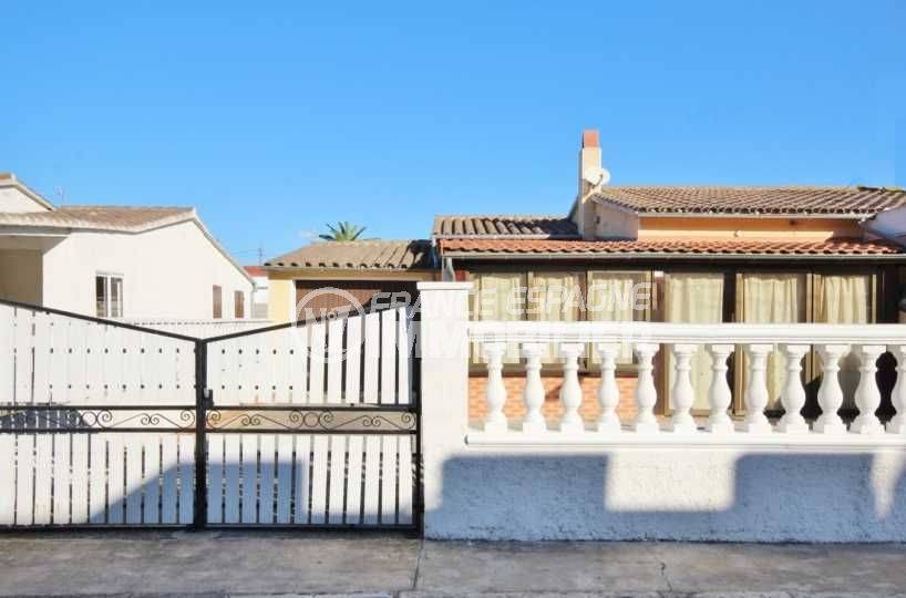 Empuriabrava vue villa façade plain pied avec garage