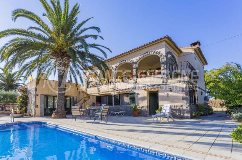Empuriabraba villa vue façade terrasse piscine dans secteur résidentiel