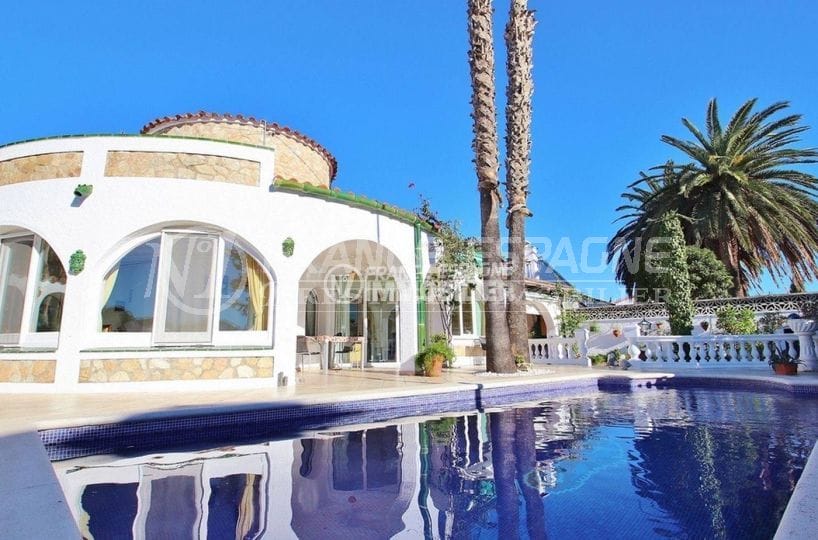 Empuriabrava villa plain pied accés plage et commerces possibilité amarre vue façade maison