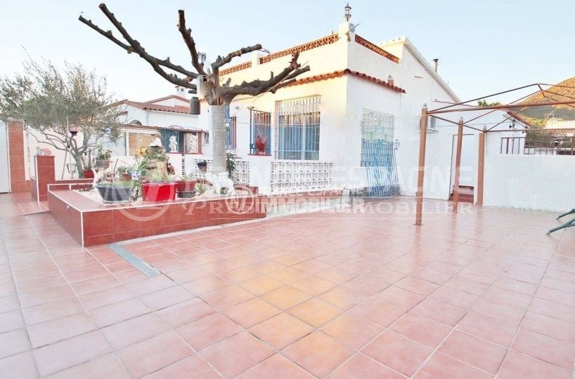 Proche Rosas, belle villa possibilité piscine & T2, vue sur la cour