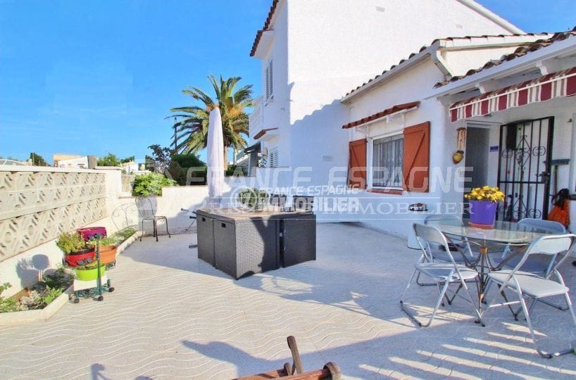 immo Empouriabrava : villa à Castellonou, vue sur terrasse devant la maison