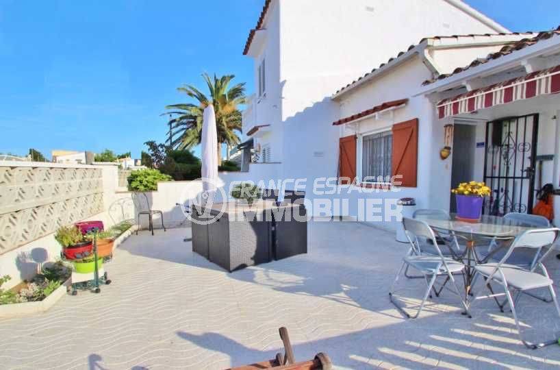 immo Empouriabrava : villa à Castellonou, vue sur terrasse devant la maison