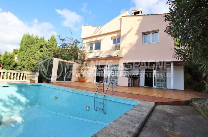 façade villa secteur résidentiel Els Grecs Roses avec sa terrasse vue mer et piscine
