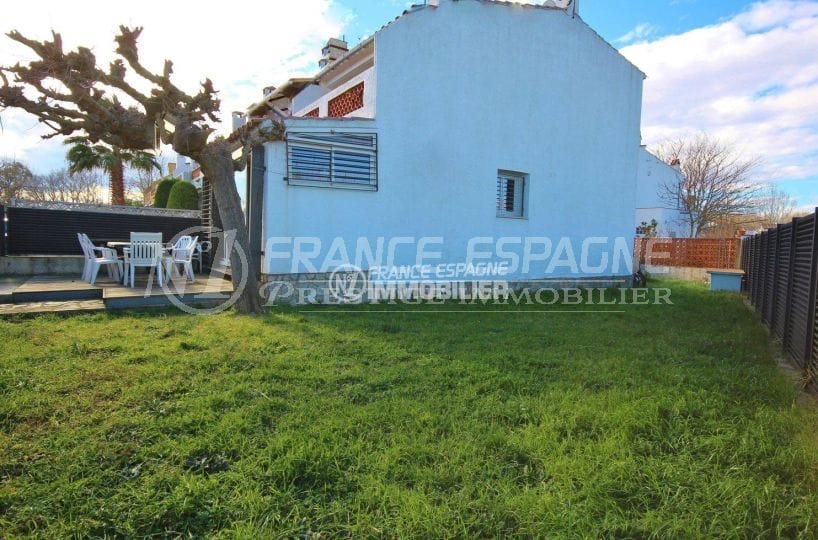 Appartement reez de chaussee avec grand jardin et piscine en commun