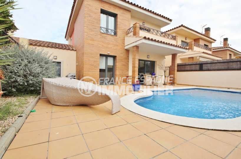 Empuriabrava villa récente avec piscine et garage