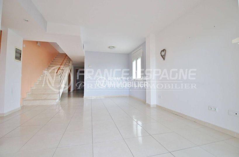 Empuriabrava appartement duplex atico résidence récente lumineux avec piscine en commun vue salon séjour moderne