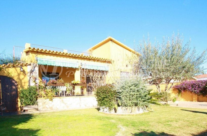 Villa Empuriabrava bon secteur vue façade villa avec beau jardin